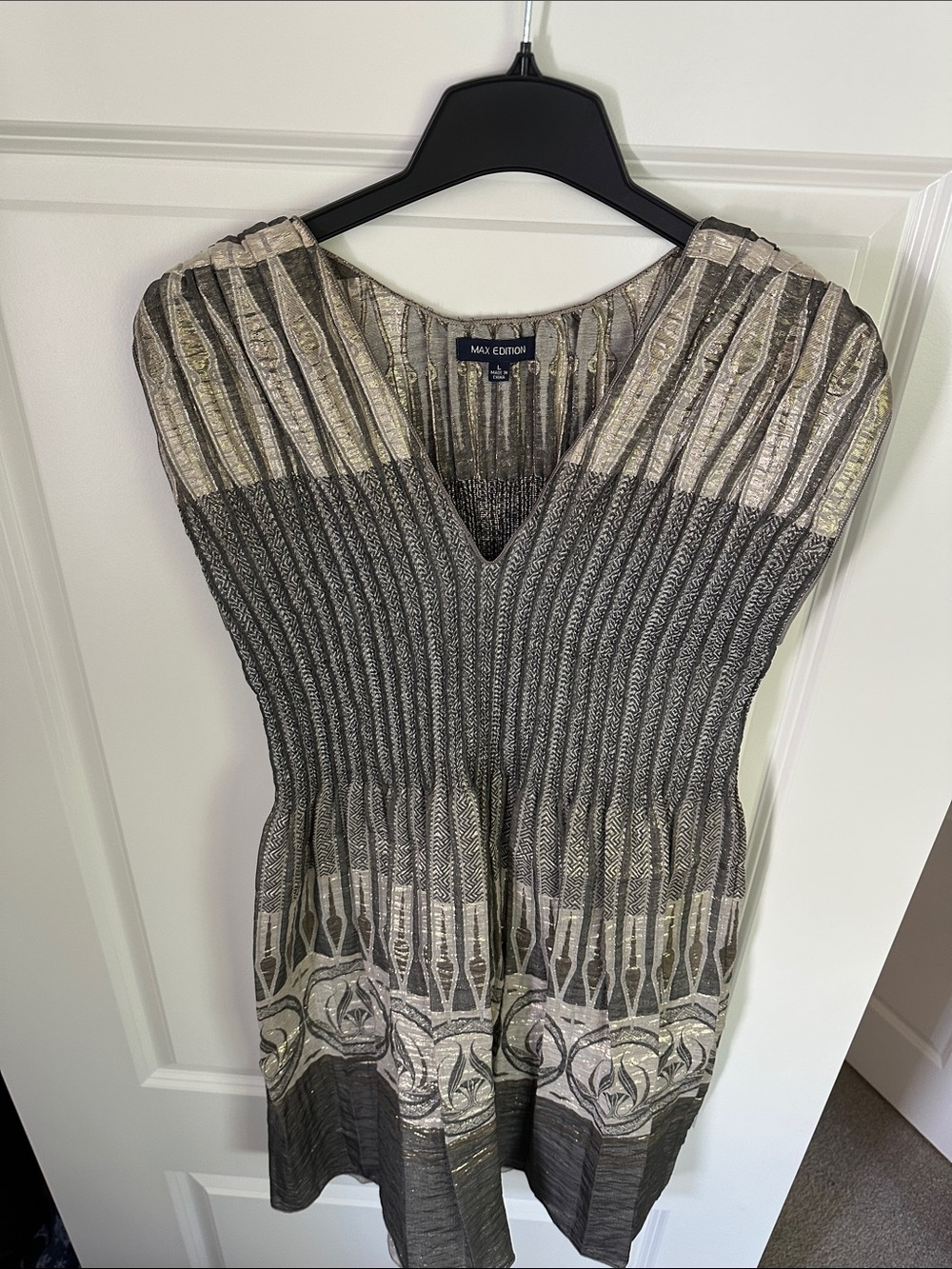 Max Edition Gray and Silver V-Neck Ribbed Knit Sweater
